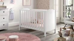 Amori Babyledikant Wit – Romantisch Grenen Bed met Hartjesdetail