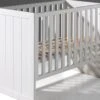 Babyledikant Erik β Wit Gelakt MDF met Verticale Groeven β Verstelbare Bodem 1 Babyledikant Erik β Wit Gelakt MDF met Verticale Groeven β Verstelbare Bodem -Beter Bed Winkel Babyledikant Eik wit