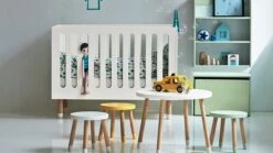 Flexa Play Babyledikant Wit met Essen Houten Pootjes – Scandinavisch Design Babybed