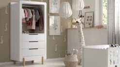 Smile Babyledikant Wit met Natuurhouten Details – Inclusief Verzorgingstafel en Commode -Beter Bed Winkel Babyledikant Smile met verzorginstafel wit 2