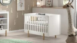 Smile Babyledikant Wit met Natuurhouten Details – Inclusief Verzorgingstafel en Commode -Beter Bed Winkel Babyledikant Smile met verzorginstafel wit 5