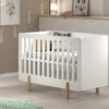 Babyledikant Smile Wit met Houten Poten – Scandinavisch Verstelbaar Babybed