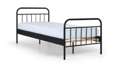 Bed Alex 1-persoons Zwart Metaal – Modern Industrieel Spijlenbed voor Tienerkamer 14 Bed Alex 1-persoons Zwart Metaal – Modern Industrieel Spijlenbed voor Tienerkamer -Beter Bed Winkel Bed Alex 1 persoons zwart 4