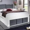 Butiken Landelijk Wit Bed met Hoofdbord Kussens en Grijze Opbergmanden 1 Butiken Landelijk Wit Bed met Hoofdbord Kussens en Grijze Opbergmanden -Beter Bed Winkel Bed Butiken met hoofdbord alpine wit
