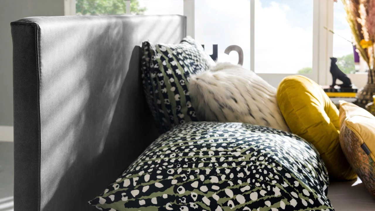 Bed Novelle - Modern Ecoleer Bedframe met Zwarte Metalen Poten 9 Bed Novelle - Modern Ecoleer Bedframe met Zwarte Metalen Poten - Afbeelding 7