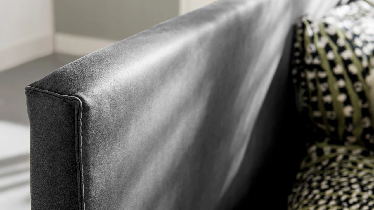 Bed Novelle - Modern Ecoleer Bedframe met Zwarte Metalen Poten 10 Bed Novelle - Modern Ecoleer Bedframe met Zwarte Metalen Poten - Afbeelding 8