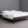 Bed Nova - Modern Gestoffeerd Bedframe met Slanke Ombouw en Zwarte Poten 2 Bed Nova - Modern Gestoffeerd Bedframe met Slanke Ombouw en Zwarte Poten -Beter Bed Winkel Bed Novo