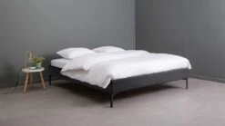 Bed Nova - Modern Gestoffeerd Bedframe met Slanke Ombouw en Zwarte Poten