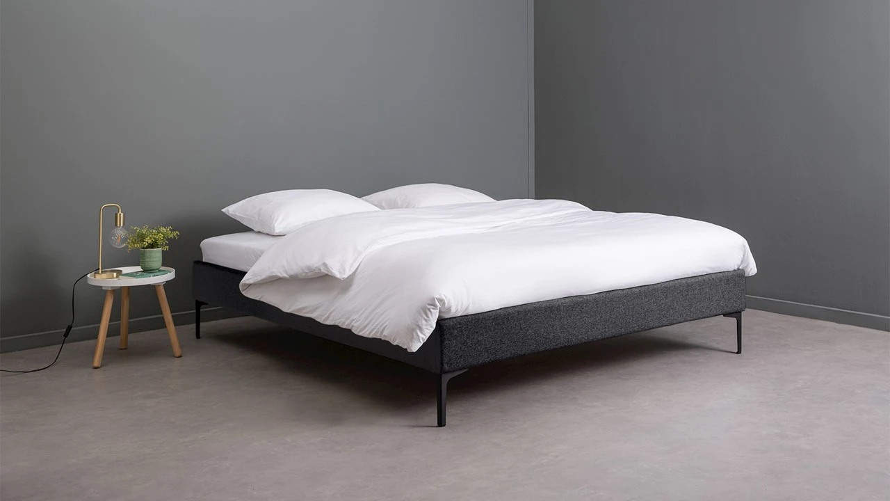 Bed Nova - Modern Gestoffeerd Bedframe met Slanke Ombouw en Zwarte Poten 3 Bed Nova - Modern Gestoffeerd Bedframe met Slanke Ombouw en Zwarte Poten