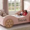 Bed Princess Pinky Roze – Auto-vormig Kinderbed van MDF (90x200 cm) 1 Bed Princess Pinky Roze – Auto-vormig Kinderbed van MDF (90x200 cm) -Beter Bed Winkel Bed Princess pinky roze