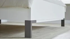 Bed Ragnar Hout - Industrieel Bed met Houten Hoofdbord en Raw Steel Poten -Beter Bed Winkel Bed Ragnar met hoofbord hout wit 7