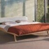 Karlsson Bed Skogar Massief Eiken – Modern Minimalistisch met Gestoffeerd Hoofdbord -Beter Bed Winkel Bed Skogar exclusief bodem en matras bloq light gey