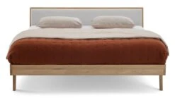 Karlsson Bed Skogar Massief Eiken – Modern Minimalistisch met Gestoffeerd Hoofdbord -Beter Bed Winkel Bed Skogar exclusief bodem en matras bloq light gey 3