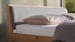 Karlsson Bed Skogar Massief Eiken – Modern Minimalistisch met Gestoffeerd Hoofdbord -Beter Bed Winkel Bed Skogar exclusief bodem en matras bloq light gey 6