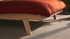 Karlsson Bed Skogar Massief Eiken – Modern Minimalistisch met Gestoffeerd Hoofdbord -Beter Bed Winkel Bed Skogar exclusief bodem en matras bloq light gey 7