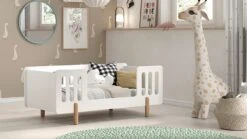 Peuterbed Smile Wit met Natuurhouten Poten – Scandinavisch Kinderbed met Uitvalbeveiliging