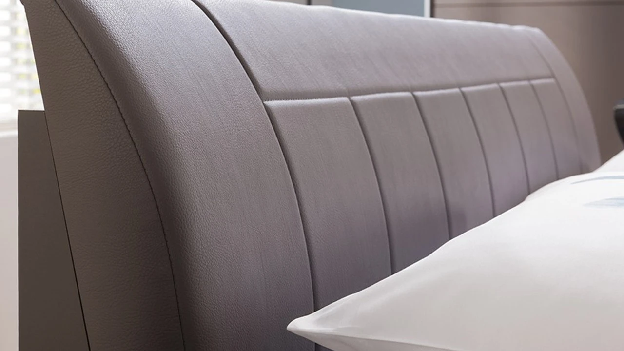 Bed Suite Modern Design – Comfortabel Bedframe met Chrome Poten & Stoffen Hoofdbord 5 Bed Suite Modern Design – Comfortabel Bedframe met Chrome Poten & Stoffen Hoofdbord - Afbeelding 3