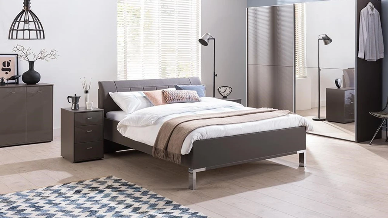 Bed Suite Modern Design – Comfortabel Bedframe met Chrome Poten & Stoffen Hoofdbord 3 Bed Suite Modern Design – Comfortabel Bedframe met Chrome Poten & Stoffen Hoofdbord