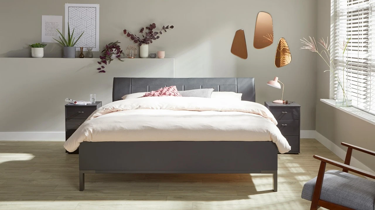 Bed Suite Met Rawsteel Poten β Modern Design Bedframe met Gebogen Hoofdbord 4 Bed Suite Met Rawsteel Poten β Modern Design Bedframe met Gebogen Hoofdbord - Afbeelding 2