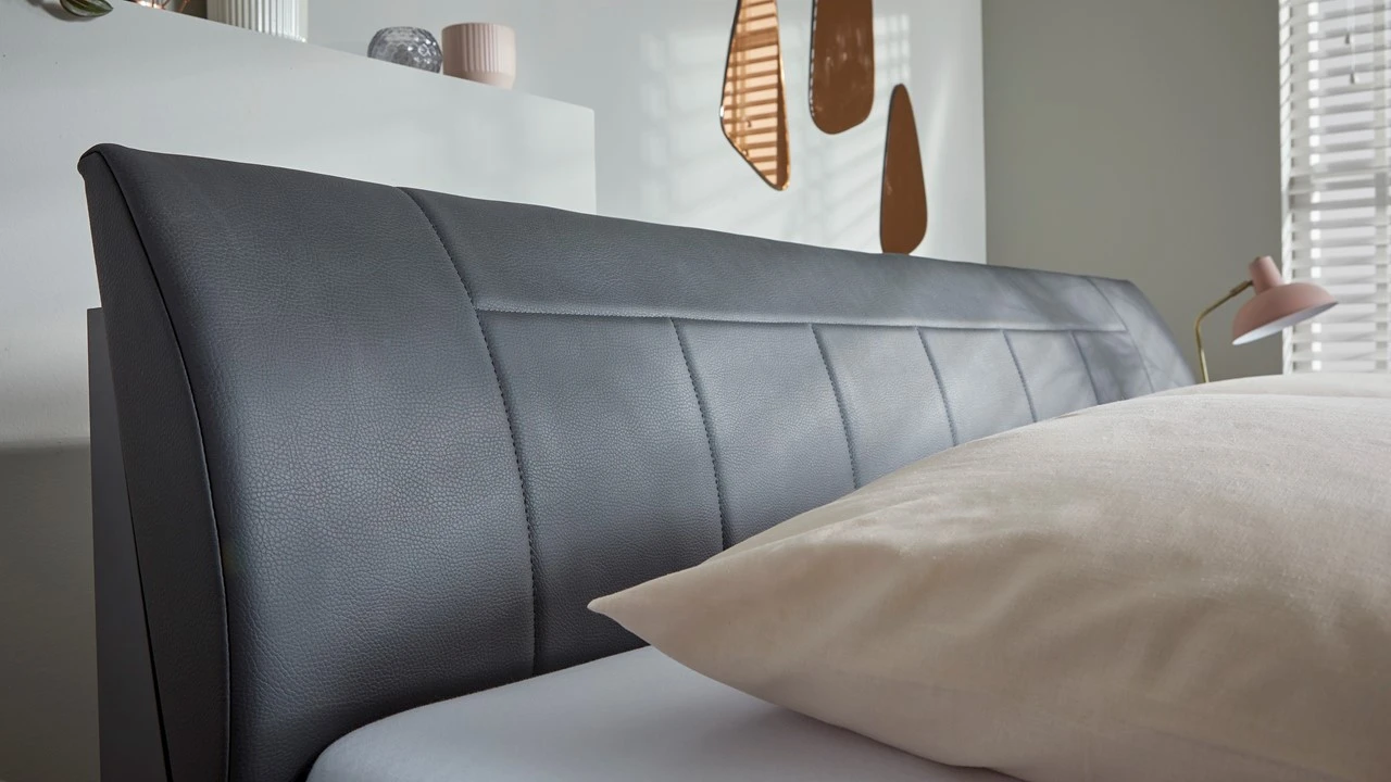 Bed Suite Met Rawsteel Poten β Modern Design Bedframe met Gebogen Hoofdbord 9 Bed Suite Met Rawsteel Poten β Modern Design Bedframe met Gebogen Hoofdbord - Afbeelding 7