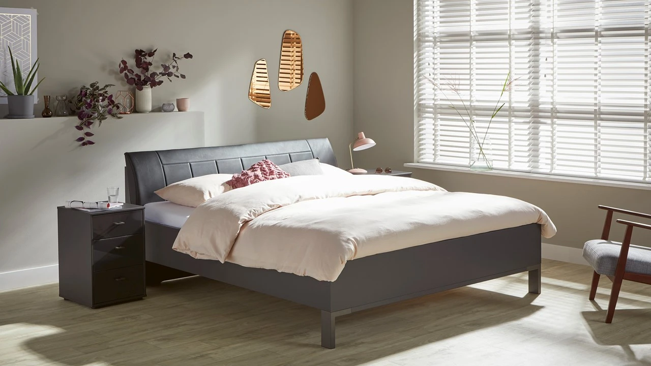 Bed Suite Met Rawsteel Poten β Modern Design Bedframe met Gebogen Hoofdbord 3 Bed Suite Met Rawsteel Poten β Modern Design Bedframe met Gebogen Hoofdbord