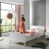 Bed Billy met Nachtkast Wit/Goud – Gekerfd Driehoekspatroon Retro Kinderbed -Beter Bed Winkel Bed met nachtkast Billy wit