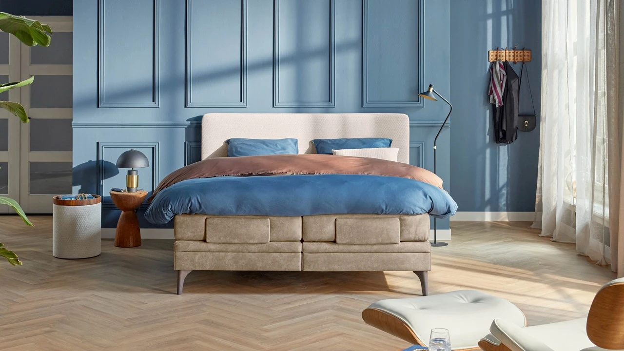 Karlsson Attraktiv Lykka Elektrisch Verstelbare Boxspring – Beige Stof & Lederlook Lever – Luxe Designbed 4 Karlsson Attraktiv Lykka Elektrisch Verstelbare Boxspring – Beige Stof & Lederlook Lever – Luxe Designbed - Afbeelding 2