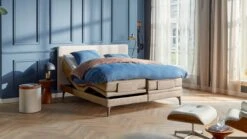 Karlsson Attraktiv Lykka Elektrisch Verstelbare Boxspring – Beige Stof & Lederlook Lever – Luxe Designbed 12 Karlsson Attraktiv Lykka Elektrisch Verstelbare Boxspring – Beige Stof & Lederlook Lever – Luxe Designbed -Beter Bed Winkel Boxspring Attraktiv Lykka verstelbaar met gestoffeerd matras 2