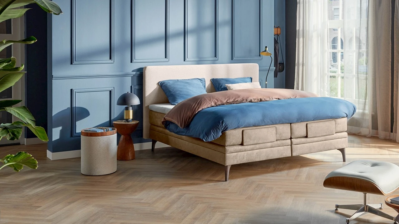 Karlsson Attraktiv Lykka Elektrisch Verstelbare Boxspring – Beige Stof & Lederlook Lever – Luxe Designbed 3 Karlsson Attraktiv Lykka Elektrisch Verstelbare Boxspring – Beige Stof & Lederlook Lever – Luxe Designbed