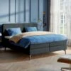 Karlsson Boxspring Attraktiv Lykka – Luxe Vlakke Boxspring met Melange-Stof en Designpoten