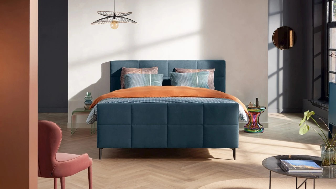Karlsson Boxspring Attraktiv Trendik Vlak – Challenger Teal Suède-look met 3D Design Hoofdbord 4 Karlsson Boxspring Attraktiv Trendik Vlak – Challenger Teal Suède-look met 3D Design Hoofdbord - Afbeelding 2