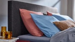 Boxspring Emerald Vlak – Gestoffeerd Matras in Hopper Stof – Modern Zwevend Design -Beter Bed Winkel Boxspring Emerald vlak met gestoffeerd matras anthracite