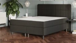 Emma Deluxe Elegant Boxspring Vlak – Antraciet Gestoffeerd Matras met Zwarte Poten -Beter Bed Winkel Boxspring Emma Deluxe Elegant vlak met gestoffeerd matras dark grey