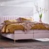 B Bright Boxspring Ruby Vlak – Trendy Design met Verticaal Gelijnd Hoofdbord & Gouden Poten -Beter Bed Winkel Boxspring Ruby vlak met gestoffeerd matras pale