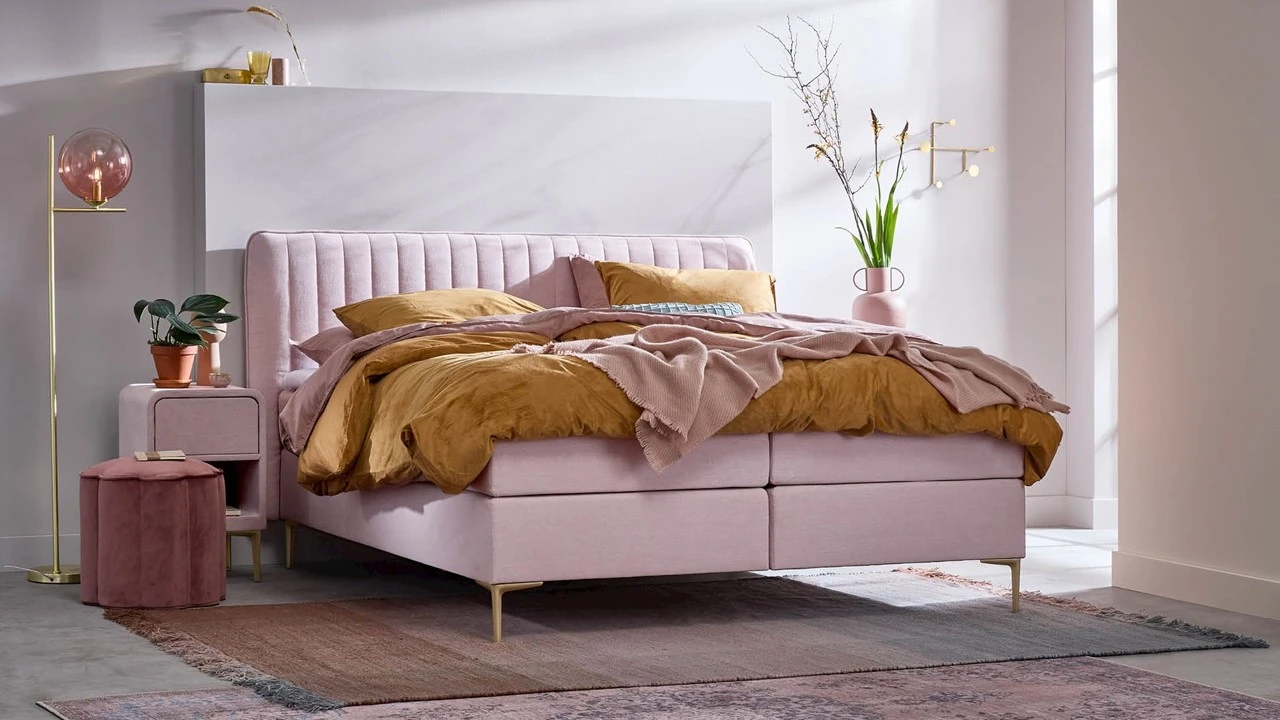 B Bright Boxspring Ruby Vlak – Trendy Design met Verticaal Gelijnd Hoofdbord & Gouden Poten 3 B Bright Boxspring Ruby Vlak – Trendy Design met Verticaal Gelijnd Hoofdbord & Gouden Poten