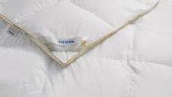 Karlsson Gold 90% Ganzendons Dekbed - Warmteklasse 1 Luxe All Seasons 11 Karlsson Gold 90% Ganzendons Dekbed - Warmteklasse 1 Luxe All Seasons -Beter Bed Winkel Dekbed Gold 90 dons alle seizoenen 7