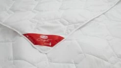 Silvana Comfort Rood Extra Light โ Duurzaam Synthetisch Zomerdekbed 11 Silvana Comfort Rood Extra Light โ Duurzaam Synthetisch Zomerdekbed -Beter Bed Winkel Dekbed Silvana Comfort extra light 3