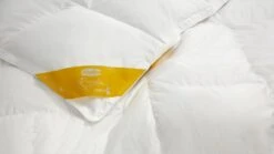 Silvana Royale Geel Winterdekbed – 100% Eendendons met Satijnkatoenen Tijk – Warmteklasse 2 11 Silvana Royale Geel Winterdekbed – 100% Eendendons met Satijnkatoenen Tijk – Warmteklasse 2 -Beter Bed Winkel Dekbed Silvana Royale Warm 100 dons winter 3