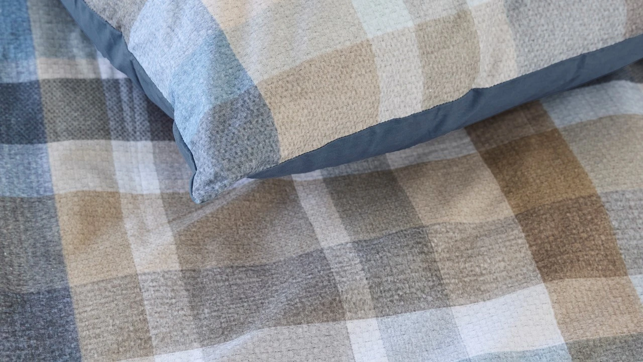 Beddinghouse Eliott Blauw & Zand – Handgeschilderd Ruitpatroon – 100% Katoen Dekbedovertrek 6 Beddinghouse Eliott Blauw & Zand – Handgeschilderd Ruitpatroon – 100% Katoen Dekbedovertrek - Afbeelding 4