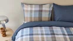 Beddinghouse Eliott Blauw & Zand – Handgeschilderd Ruitpatroon – 100% Katoen Dekbedovertrek 11 Beddinghouse Eliott Blauw & Zand – Handgeschilderd Ruitpatroon – 100% Katoen Dekbedovertrek -Beter Bed Winkel Dekbedovertrek Eliott blue 4