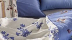 ESSENZA Dekbedovertrek Fiora – Luxe Katoen Satijn met Romantische Bloemenprint -Beter Bed Winkel Dekbedovertrek Fiora lavender blue 3
