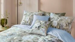 Kardol by Beddinghouse Saffron Dekbedovertrek - Katoensatijn - Zachtblauw & Zand Floraas Dessin 13 Kardol by Beddinghouse Saffron Dekbedovertrek - Katoensatijn - Zachtblauw & Zand Floraas Dessin -Beter Bed Winkel Dekbedovertrek Saffron blue grey 3