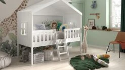 Halfhoogslaper HuisBed Wit Grenenhout – Avontuurlijk Kinderbed met Vensterbanken