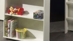 Pino Halfhoogslaper Wit Massief Grenen – Met Commode en Boekenkast – Veilig Kinderbed -Beter Bed Winkel Halfhoogslaper Pino met commode met 2 deuren en boekenkast wit 9