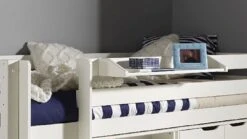 Pino Wit Gelakt Massief Grenen – Halfhoogslaper met Commode, Boekenkast en Bureau -Beter Bed Winkel Halfhoogslaper Pino met commode met 4 laden en boekenkast wit 7