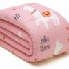 HappyBed Kids Lizzy Lama – Roze Lama Print Dekbed Zonder Overtrek – 100% Katoen Wasbaar Kinderdekbed 2 HappyBed Kids Lizzy Lama – Roze Lama Print Dekbed Zonder Overtrek – 100% Katoen Wasbaar Kinderdekbed -Beter Bed Winkel Happybed Lizzy Lama alle seizoenen dekbed synthetisch