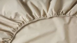 Beter Bed Select Biologisch Perkal Topper Hoeslaken – 100% GOTS Katoen voor Topmatrassen -Beter Bed Winkel Hoeslaken Biologisch perkal topper zand 2