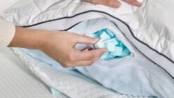 Matt Sleeps Aanpasbaar Hoofdkussen – 3-Zone Traagschuim Cubes & Verkoelende Tijk 9 Matt Sleeps Aanpasbaar Hoofdkussen – 3-Zone Traagschuim Cubes & Verkoelende Tijk -Beter Bed Winkel Hoofdkussen Matt Sleeps Aanpasbaar 2