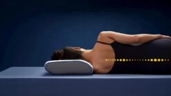 M line Pillow You Blauw – Ergonomisch Traagschuim Neksteunkussen (Soft/Medium) 10 M line Pillow You Blauw – Ergonomisch Traagschuim Neksteunkussen (Soft/Medium) -Beter Bed Winkel Hoofdkussen Pillow You Blauw blauw 2