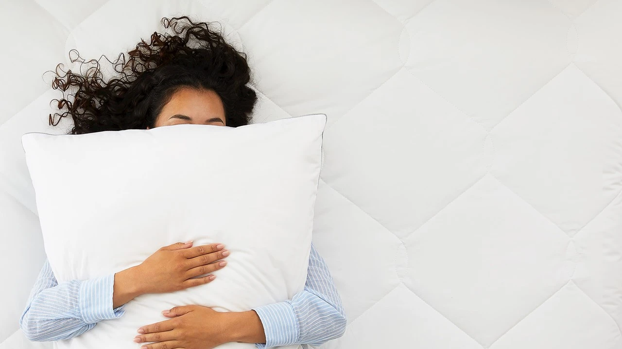 Walra Hoofdkussen Rome Wit met Zilvergrijze Bies – Vochtregulerend Katoen-Fleece Koel Kussen 4 Walra Hoofdkussen Rome Wit met Zilvergrijze Bies – Vochtregulerend Katoen-Fleece Koel Kussen - Afbeelding 2